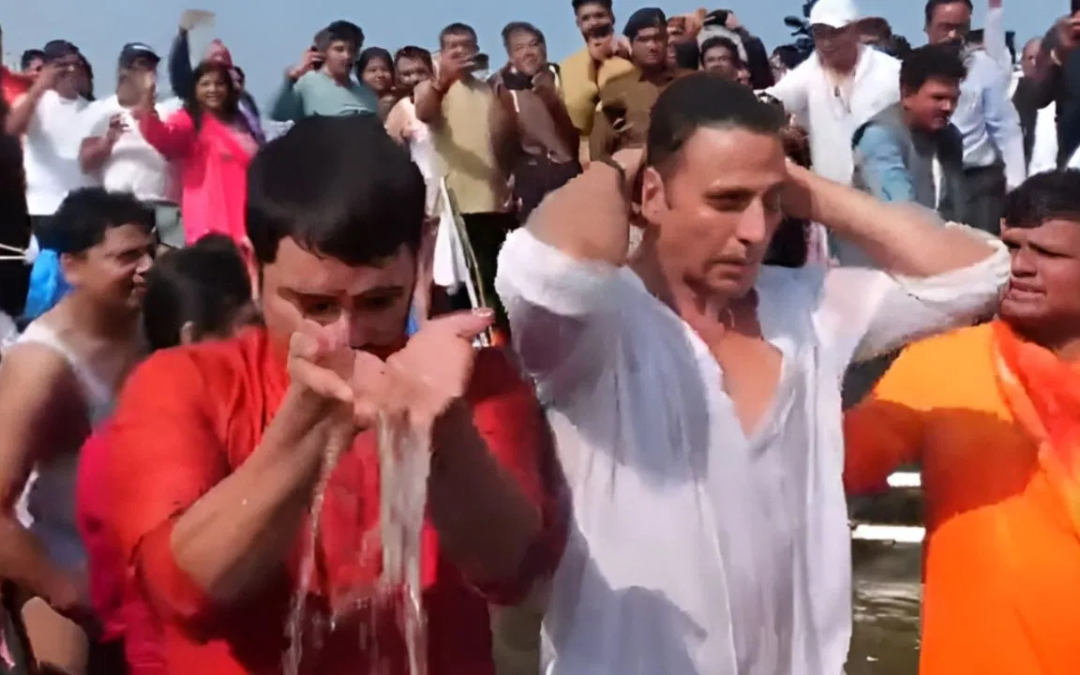 Akshay Kumar MahaKumbh 2025, Akshay Kumar holy bath Sangam, Akshay Kumar thanks CM Yogi, Bollywood stars MahaKumbh, Akshay Kumar spiritual journey